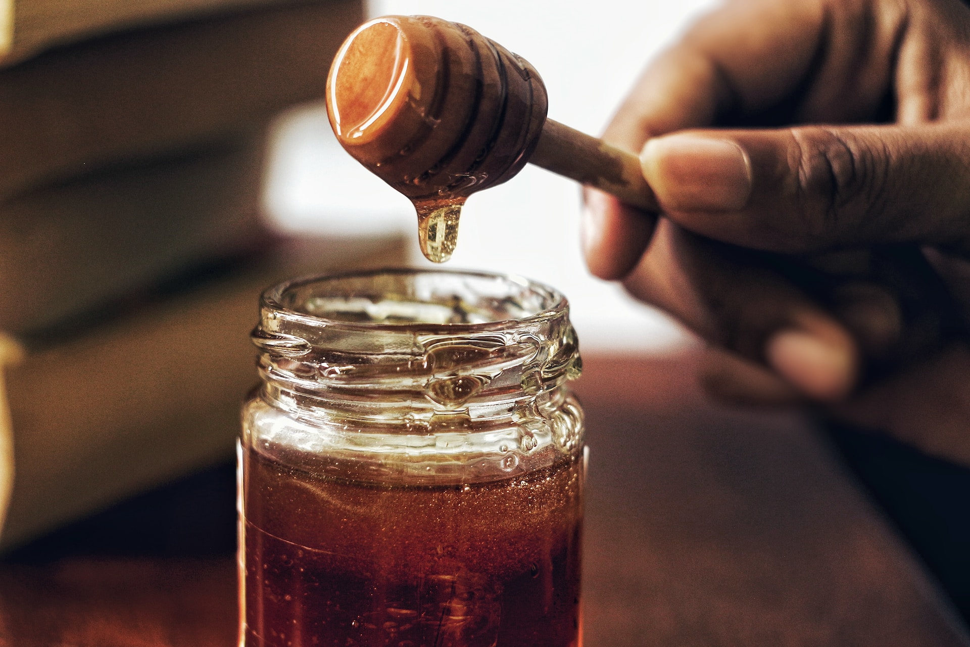 Floura-Honey-Natures-Golden-Elixir-for-Health-and-Wellness